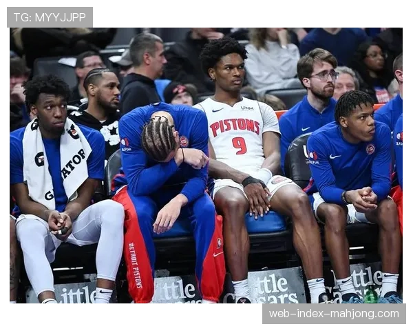 特写：活塞年轻球员在赛季最后一战赛后交换球衣